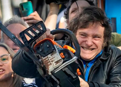 Milei con motosierra