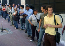 Desocupados haciendo cola